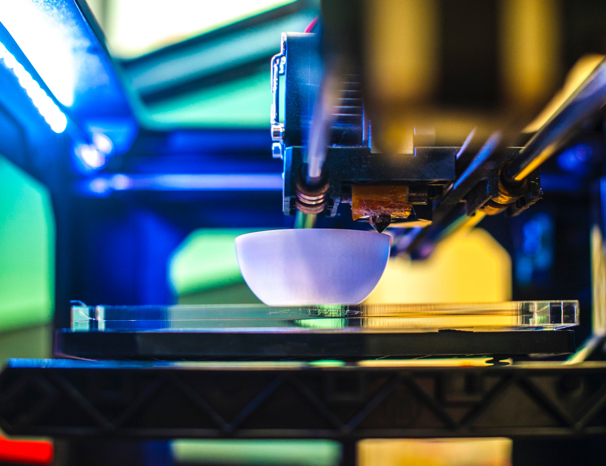 Additive manufacturing machine making a colorful object